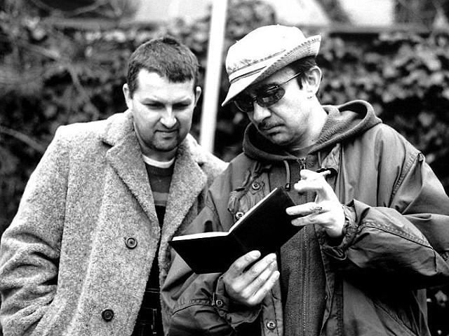 Kobieta z papuga na ramieniu